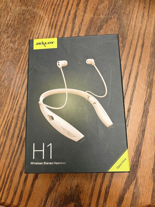 Wireless stereo headset