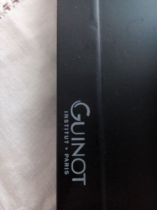 Tabuleiro com um bule e quatro taças