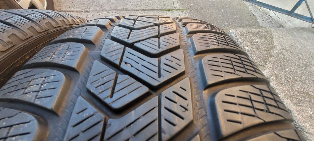 235 / 65  R 17    Pirelli  / Zima