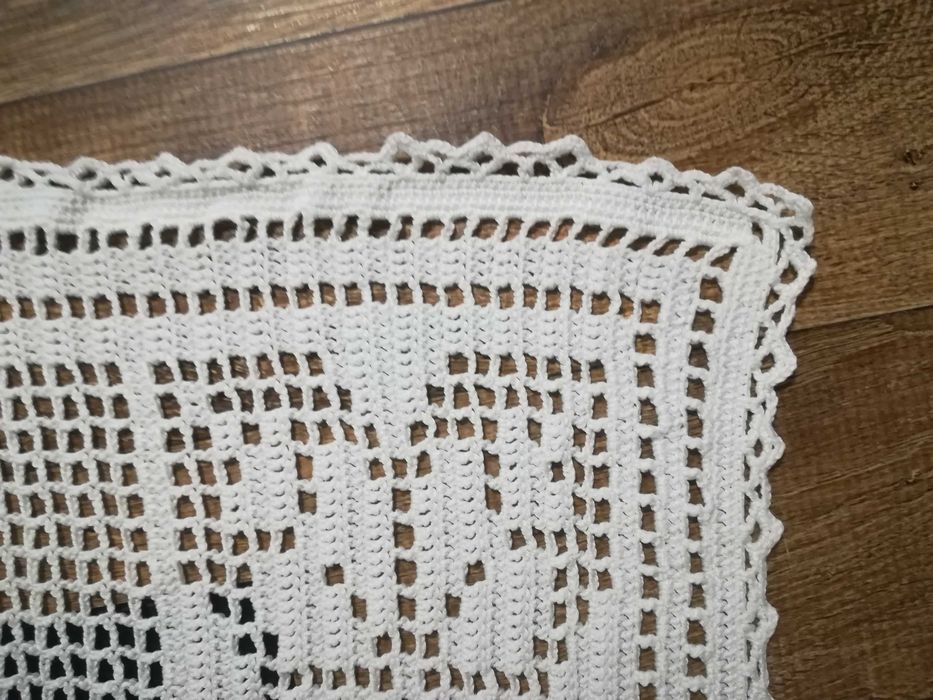Toalha de mesa em algodão com bordados e crochê feitos à mão