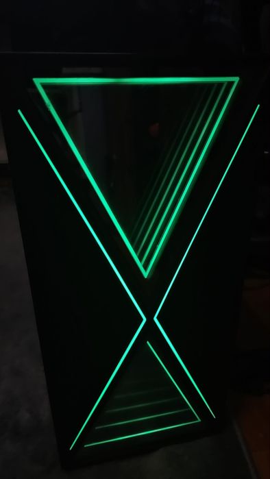 Komputer gamingowy z monitorem