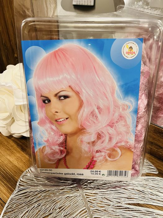 Różowa peruka damska