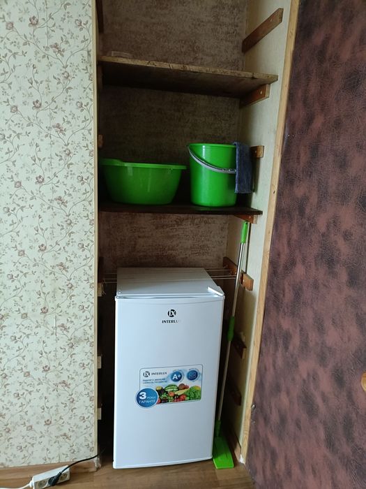 Красний міст. Мебля , пральна машинка та холодильник.