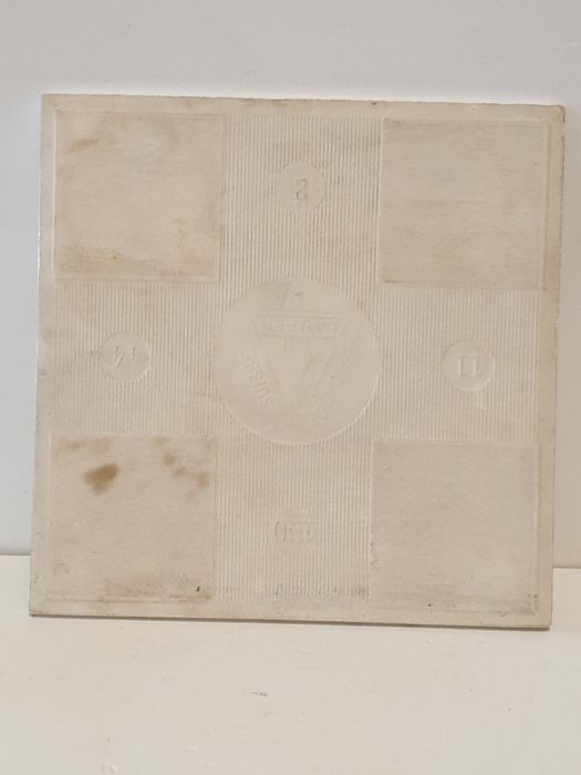 Antigo azulejo em faiança suíça com motivo de caça pintado à mão