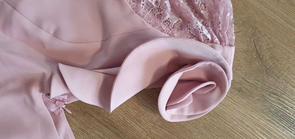 Różowa sukienka na wesele z rozcięciem