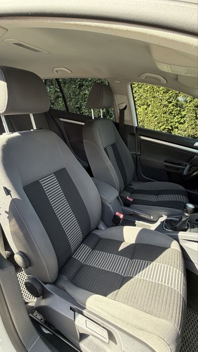 Продаю Volkswagen Golf 1.4 TSI з механічною коробкою передач та турбованим бензиновим двигуном.