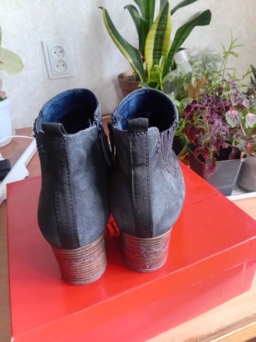 Женские ботинки кожаные замш , в  отличном состояние  , стелька 26,5 ,