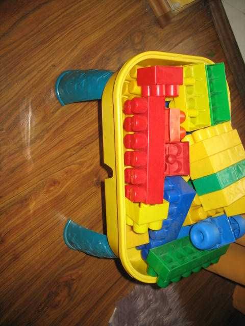 stolik edukacyjny z klockami i inne rodzaje