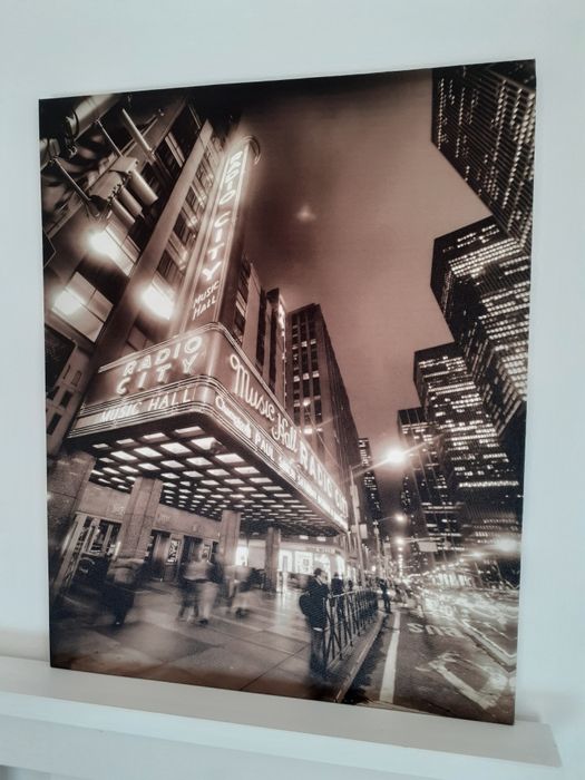 Pósteres com fotos de Nova Iorque, Londres e mapa da UE