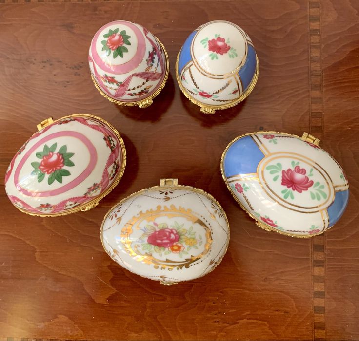 Caixa Guarda Jóias em forma de Ovo em Porcelana com monture dourado. D