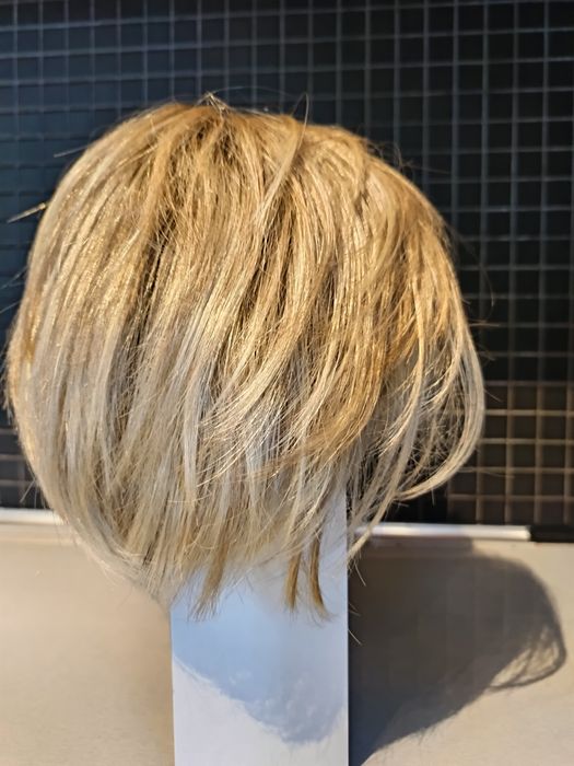 Krótka blond peruka