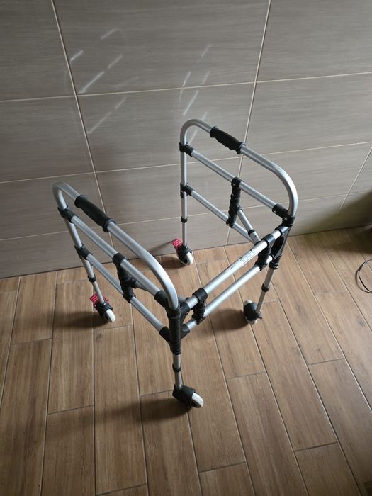 Balkonik chodzik dla osoby starszej.