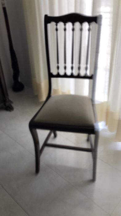 Ofereço 4 cadeiras