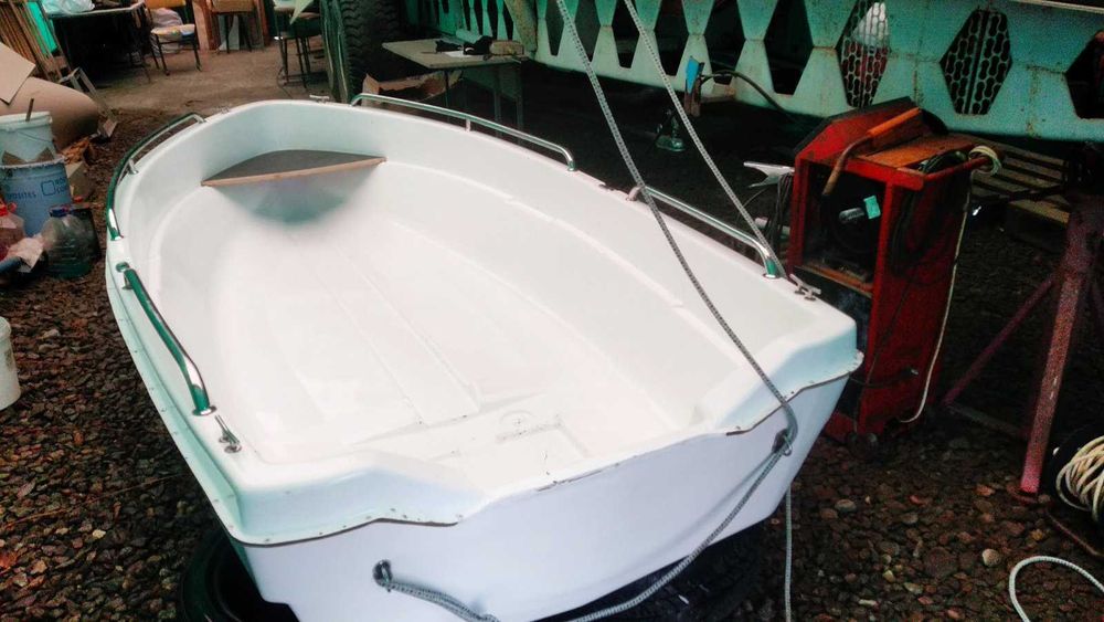 Гребний човен зі склопластику з веслами та леєрами