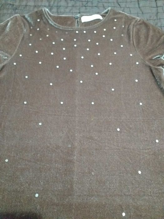 Vestido castanho aveludado com aplicações brilhantes da ZARA GIRLS