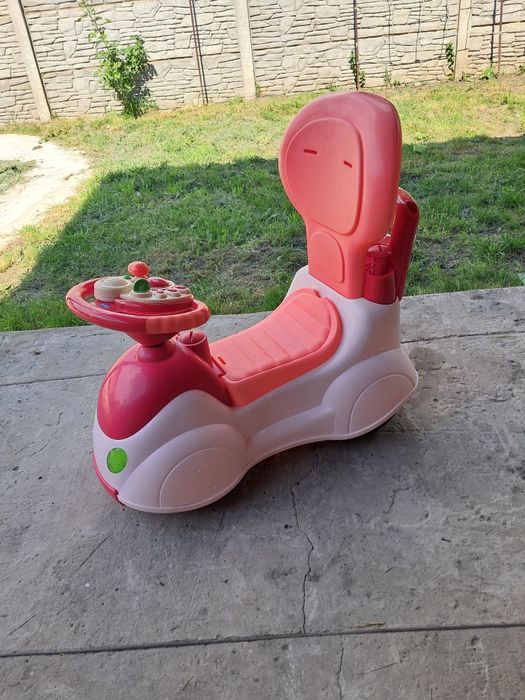 Детский Автомобиль-каталка " Chicco " .