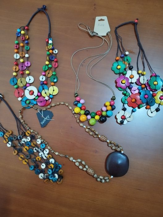 Pulseiras e colares novos