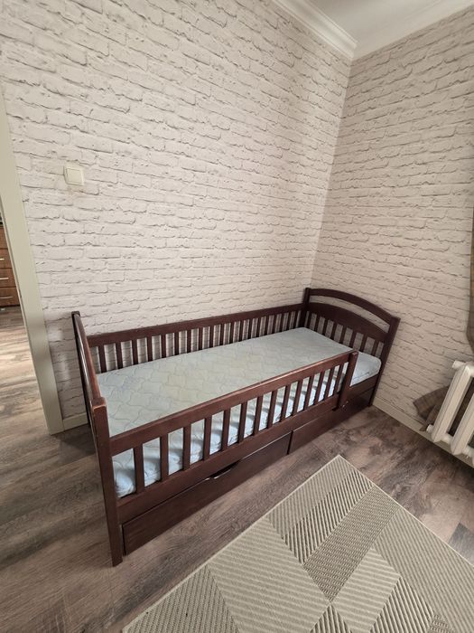 Дерев'яна дитяча кровать з бортом