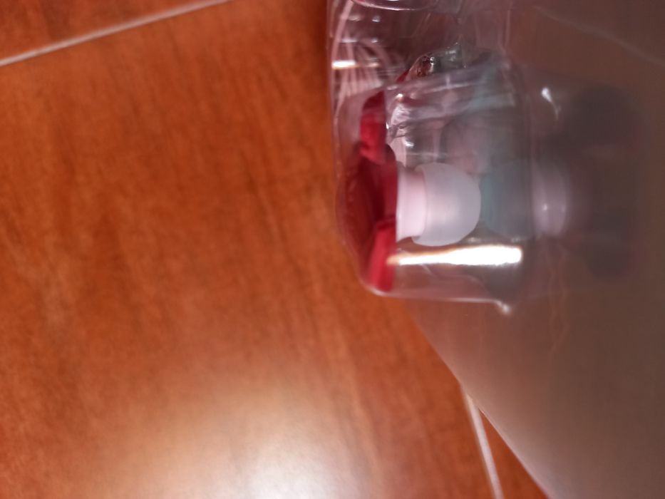 Auriculares novos e embalados.