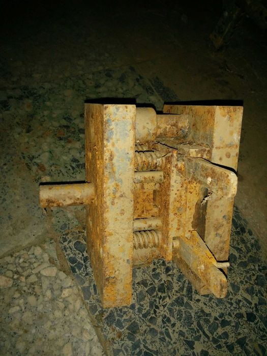 Cunho de cortante aço. Duas unidades.