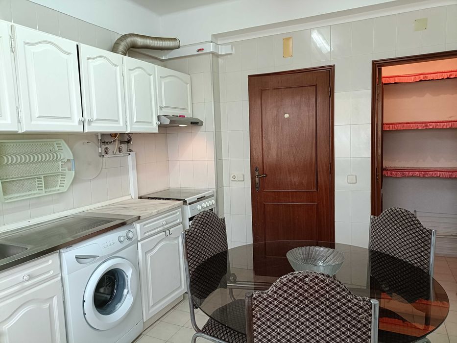 OPORTUNIDADE ÚNICA – Arrenda-se Elegante T1 situado na 1ª linha frente ao mar na Figueira da Foz