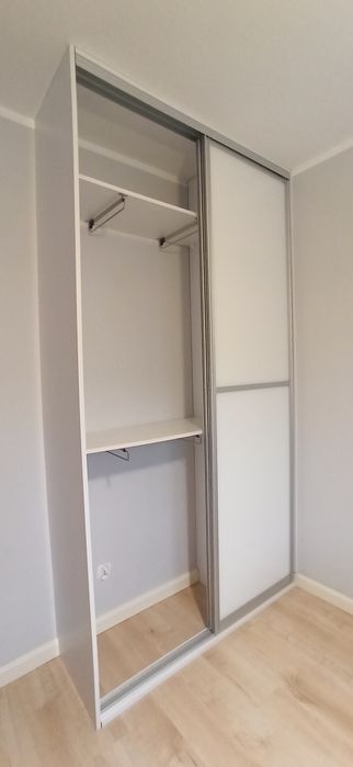 Szafa na wymiar z miejscem na wieszaki i półkami