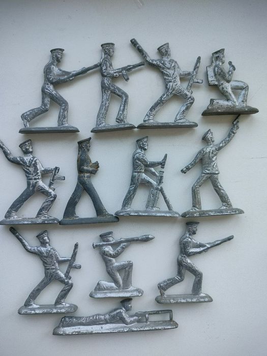 2 набора оловянных металлических солдатиков времён СССР