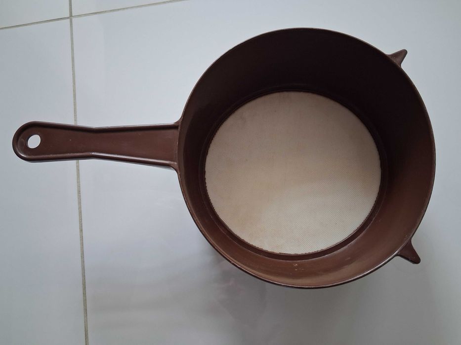 Polecam duże sitko do mąki, śred. 20,5 cm.