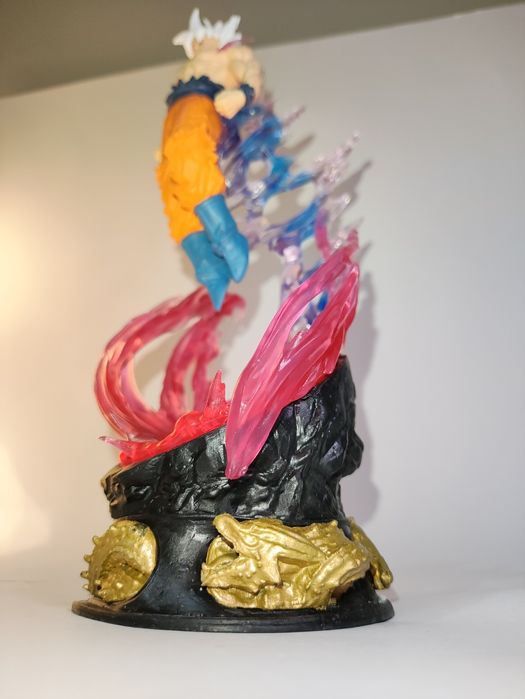 Son Goku Super Sayajin Branco — Figura 24cm com Luz (Dragon Ball)