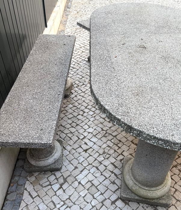 Mesa e bancos de jardim
