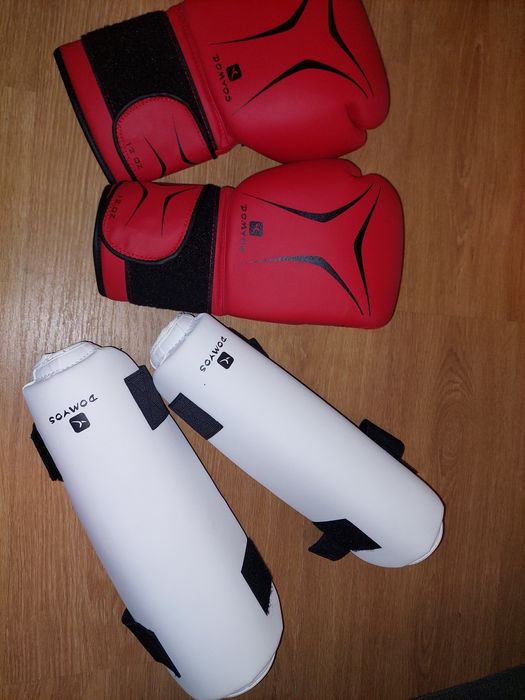 Luvas boxe e perneiras para desportos combate.