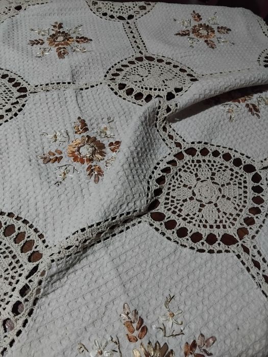Toalha de mesa. Bordada