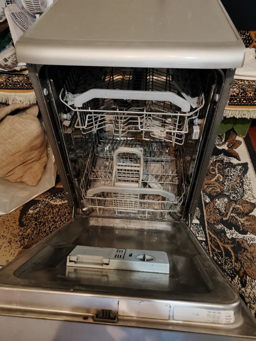 Посудомойка. Рабочая. Требует уборки внутри.