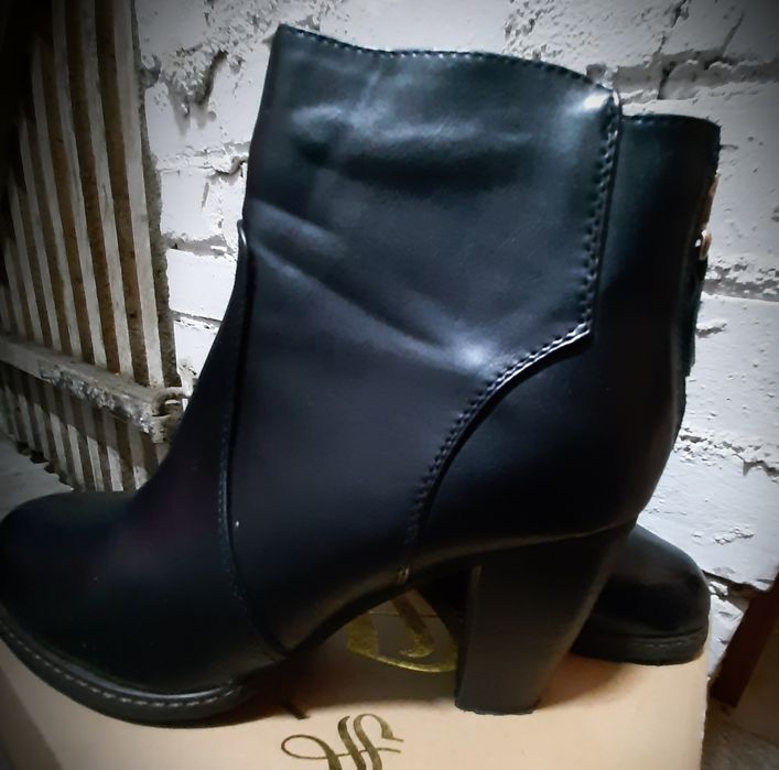 Buty na obcasie z ozdobnym zamkiem NOWE