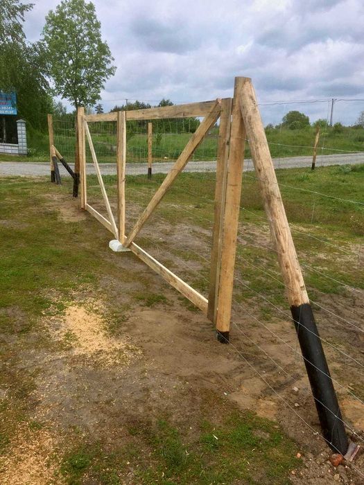 Montaż ogrodzeń z siatki leśnej .Ogrodzenie budowlane , płot tymczasowy