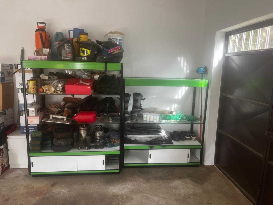 Vitrine metalica com vidros
