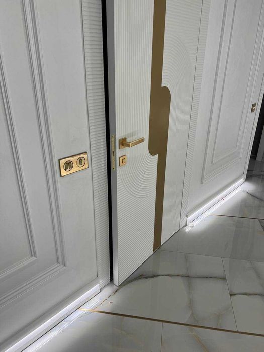 в наличие двери скрытого монтажа