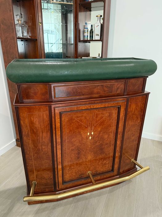 Bar de Canto clássico em madeira com espelho e bancos