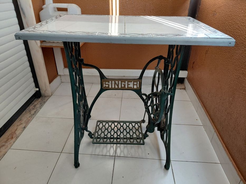Mesa em armação de máquina Singer