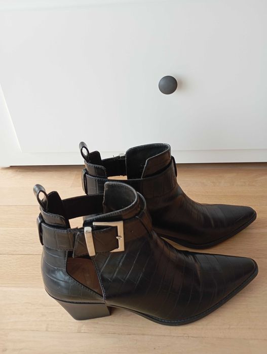 Botins pretos com textura