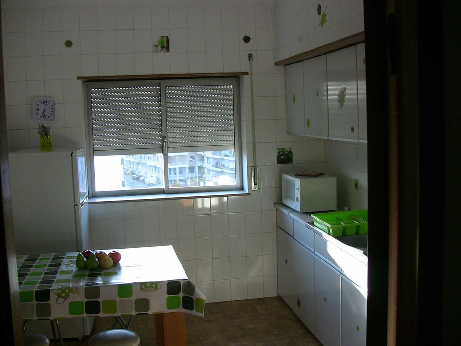 quarto rapariga Av. Mq de Pombal LEIRIA DESP INCLUIDAS