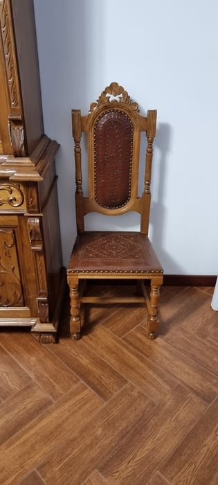 Vendo mobília de sala antiga, completa, com móvel, mesa e 8 cadeiras