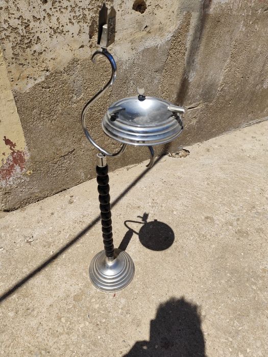 Cinzeiro de pé alto