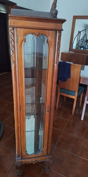 Vitrine em madeira maciça