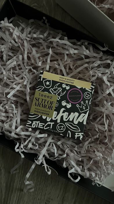 rozświetlacz firmy teeez cosmetics