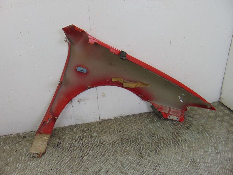 GUARDA-LAMAS FRONTAL ESQUERDO SEAT LEON 2003 -ROJA