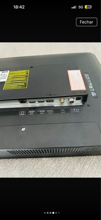 Televisão Blaupunkt com suporte e comando