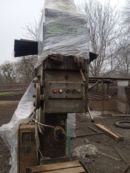 Продам станок вертикально-сверлильный универсальный 2Н135