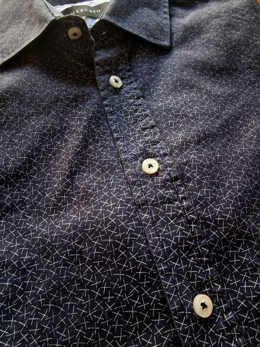 Camisa azul escura de manga comprida