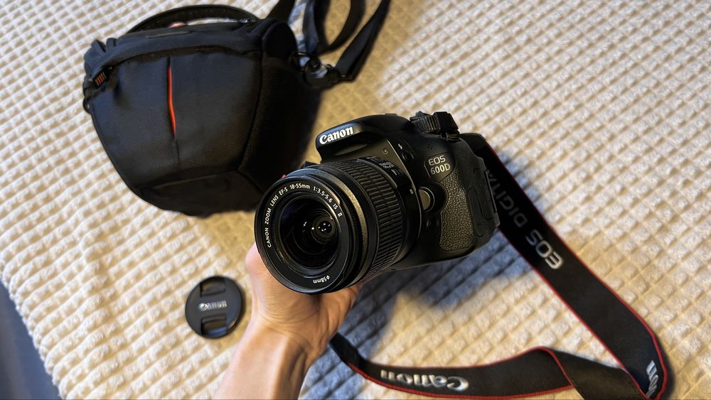 Дзеркальна камера Canon EOS 600D